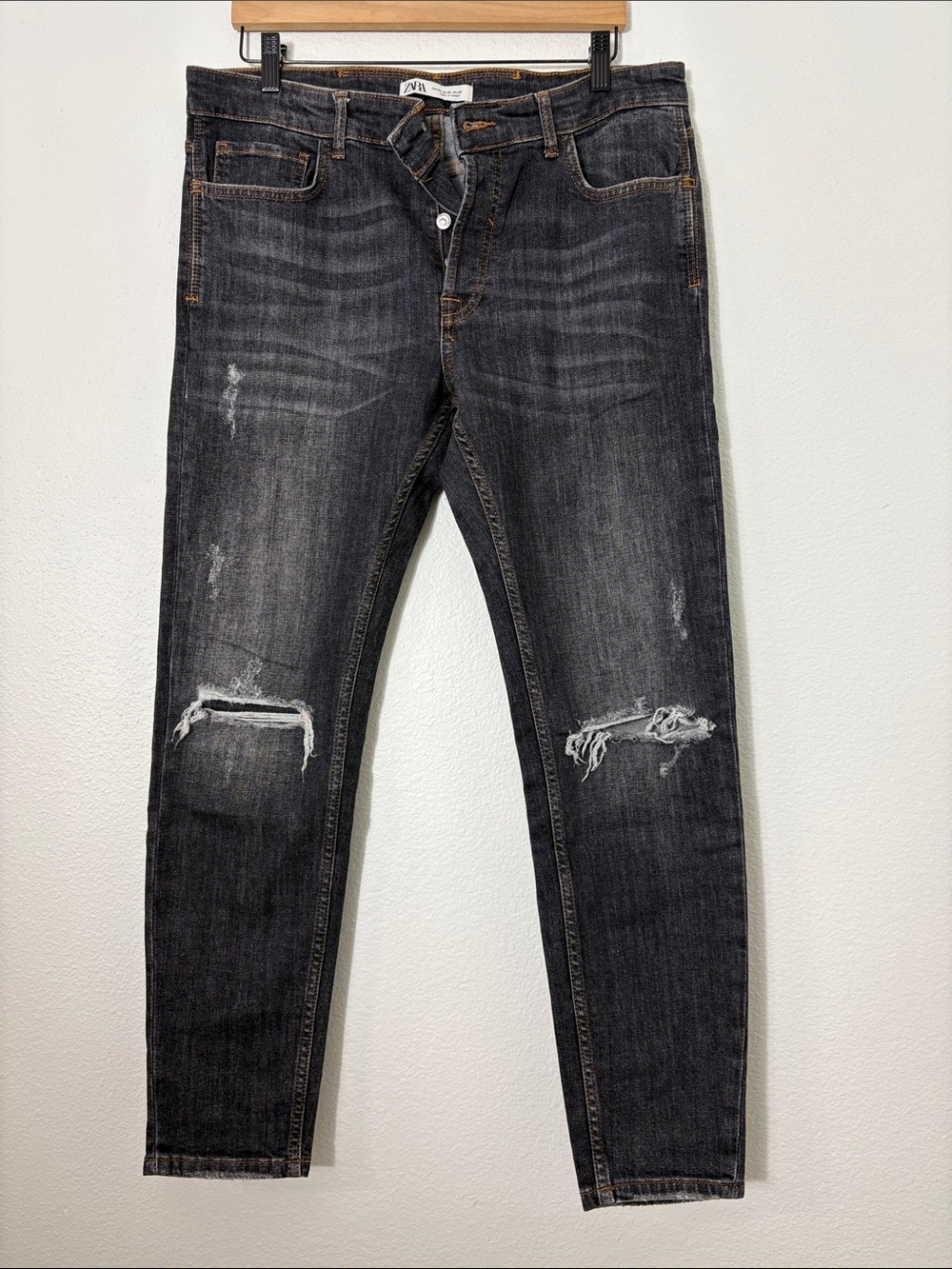 Zara Men's Jeans in Black Wash with Knee Rips